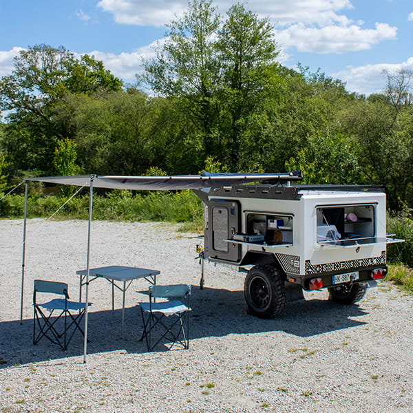extérieur de la mini caravane S2 Line en location à Muzillac avec auvent